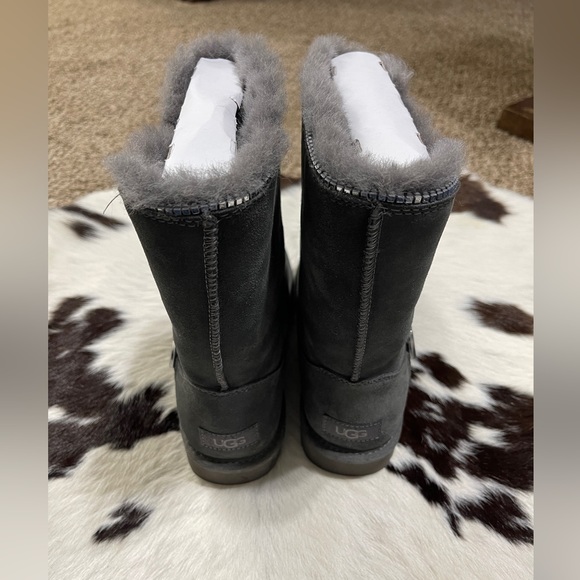 UGG Classic Zip Sequin Boot, size 8 - Picture 2 of 4